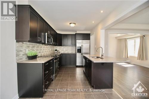 507 Foxlight Circle, Ottawa, ON - Indoor Photo Showing Kitchen With Upgraded Kitchen