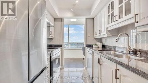 2009 - 550 Webb Drive, Mississauga, ON - Indoor Photo Showing Kitchen With Double Sink With Upgraded Kitchen