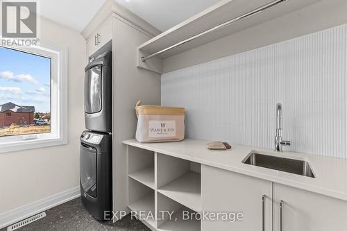 6881 Heathwoods Avenue, London South (South V), ON - Indoor Photo Showing Laundry Room