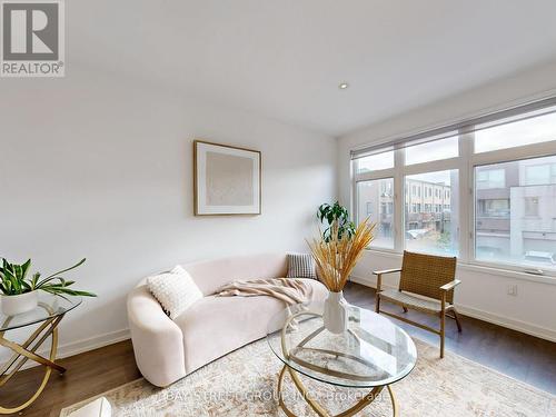 219 Huguenot Road, Oakville, ON - Indoor Photo Showing Living Room