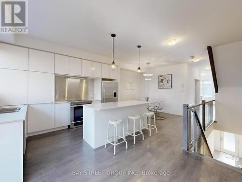 219 Huguenot Road, Oakville, ON - Indoor Photo Showing Kitchen With Upgraded Kitchen