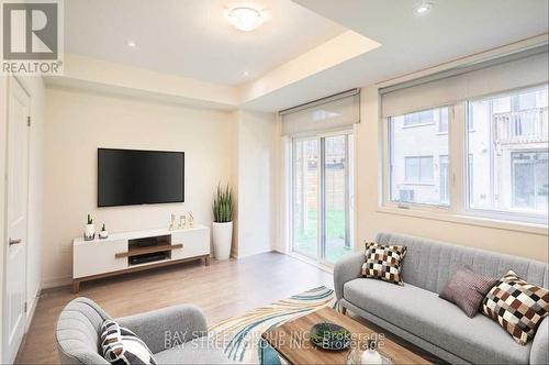219 Huguenot Road, Oakville, ON - Indoor Photo Showing Living Room