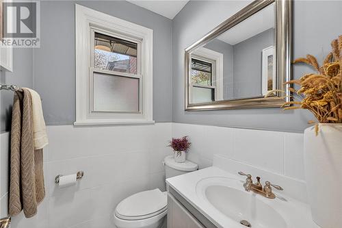 15 Rodney Street, Barrie, ON - Indoor Photo Showing Bathroom