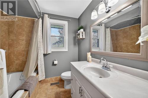 15 Rodney Street, Barrie, ON - Indoor Photo Showing Bathroom