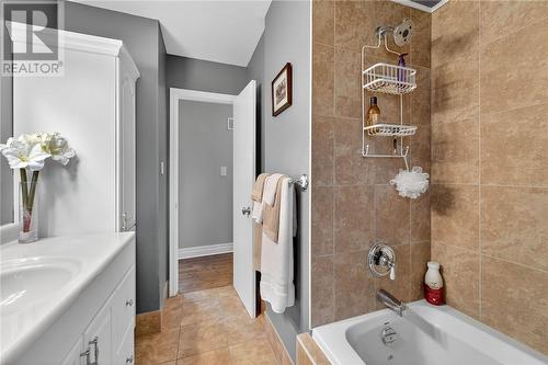 15 Rodney Street, Barrie, ON - Indoor Photo Showing Bathroom