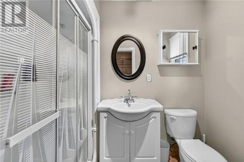15 Rodney Street, Barrie, ON - Indoor Photo Showing Bathroom