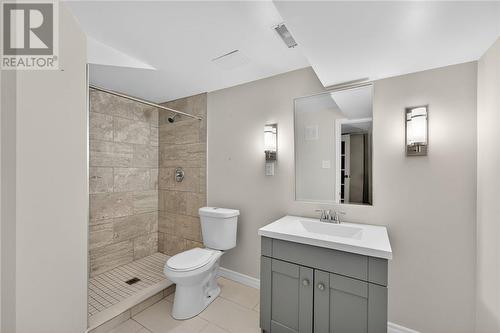 15 Rodney Street, Barrie, ON - Indoor Photo Showing Bathroom