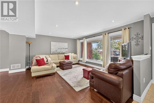 15 Rodney Street, Barrie, ON - Indoor Photo Showing Living Room