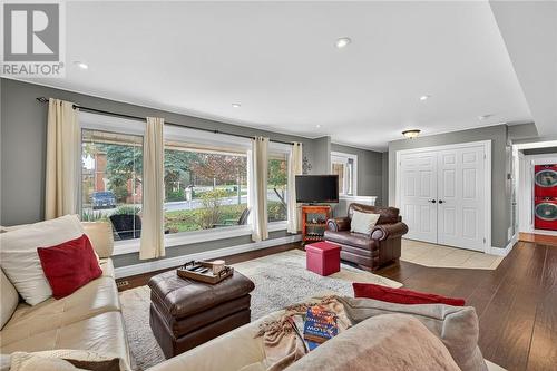 15 Rodney Street, Barrie, ON - Indoor Photo Showing Living Room