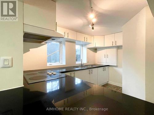 101 Grand Oak Drive, Richmond Hill, ON - Indoor Photo Showing Kitchen