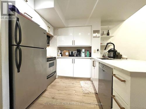 205 - 255 Richmond Street E, Toronto, ON - Indoor Photo Showing Kitchen