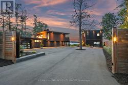 227 GRANDVIEW ROAD  Ottawa, ON K2H 8B9