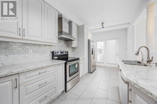 17 Oceanview Street, Richmond Hill, ON - Indoor Photo Showing Kitchen With Double Sink With Upgraded Kitchen