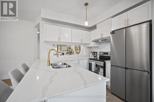 580 Courtney Valley Road, Mississauga, ON - Indoor Photo Showing Kitchen With Double Sink With Upgraded Kitchen