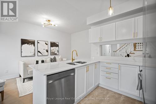 580 Courtney Valley Road, Mississauga, ON - Indoor Photo Showing Kitchen With Double Sink
