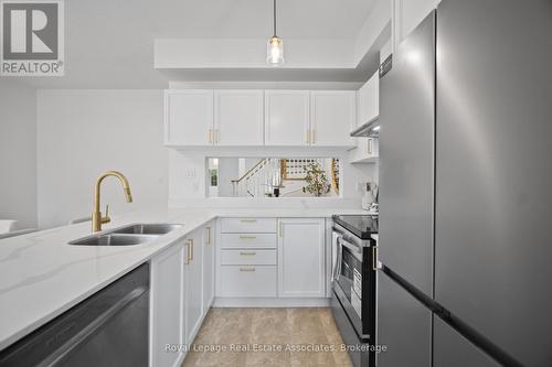 580 Courtney Valley Road, Mississauga, ON - Indoor Photo Showing Kitchen With Double Sink With Upgraded Kitchen