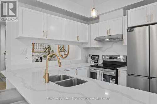 580 Courtney Valley Road, Mississauga, ON - Indoor Photo Showing Kitchen With Double Sink With Upgraded Kitchen