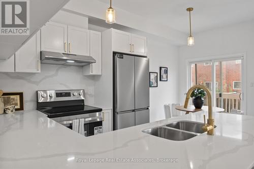 580 Courtney Valley Road, Mississauga, ON - Indoor Photo Showing Kitchen With Double Sink With Upgraded Kitchen