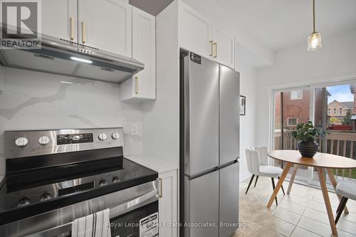 580 Courtney Valley Road, Mississauga, ON - Indoor Photo Showing Kitchen With Upgraded Kitchen