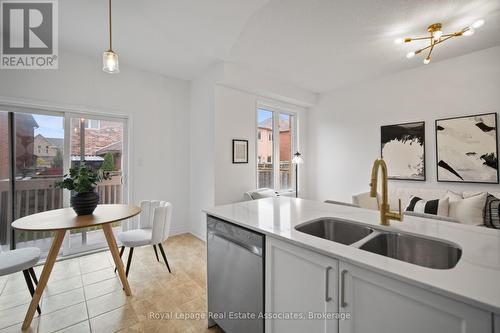 580 Courtney Valley Road, Mississauga, ON - Indoor Photo Showing Kitchen With Double Sink