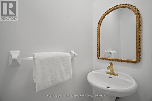 580 Courtney Valley Road, Mississauga, ON - Indoor Photo Showing Bathroom