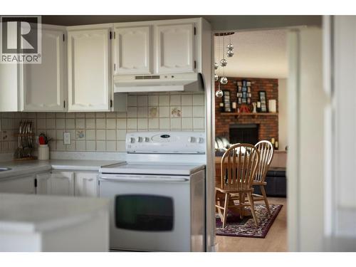 5826 Bartlett Road, Vernon, BC - Indoor Photo Showing Kitchen