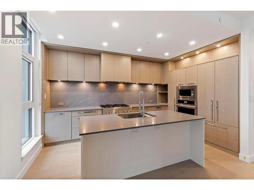 3352 Richter Street, Kelowna, BC - Indoor Photo Showing Kitchen With Upgraded Kitchen