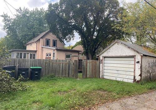 431 6Th Street, Brandon, MB - Outdoor