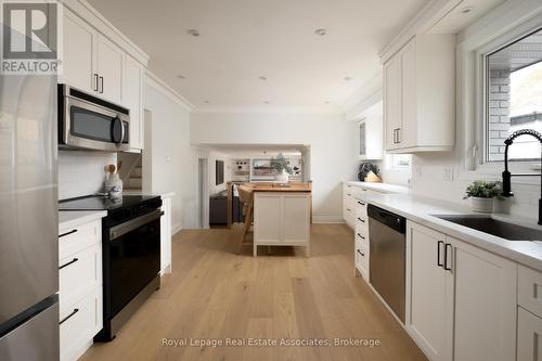 134 Fairwood Place W, Burlington, ON - Indoor Photo Showing Kitchen With Upgraded Kitchen