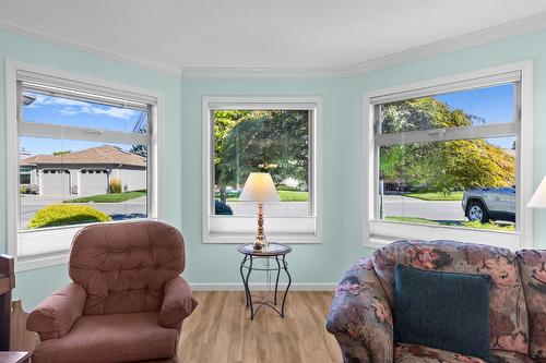 112-1201 Cameron Avenue, Kelowna, BC - Indoor Photo Showing Living Room