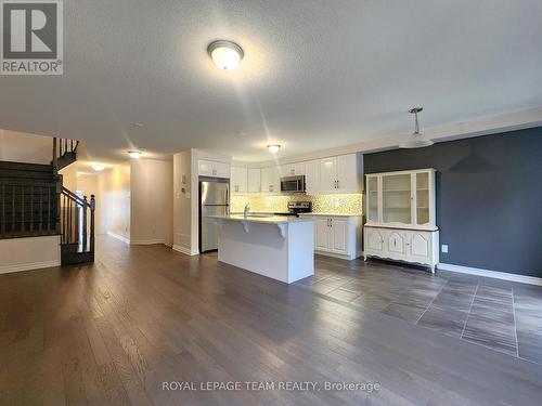 209 Hartsmere Drive, Ottawa, ON - Indoor Photo Showing Kitchen