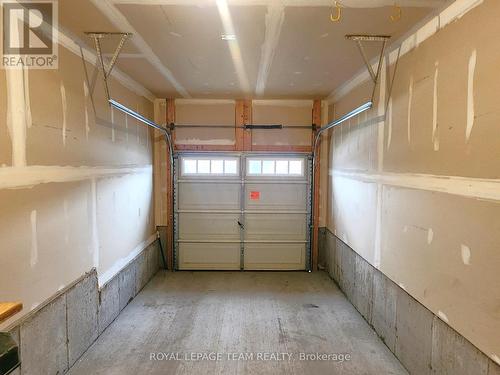 209 Hartsmere Drive, Ottawa, ON - Indoor Photo Showing Garage