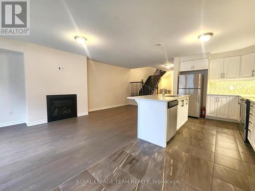 209 Hartsmere Drive, Ottawa, ON - Indoor Photo Showing Kitchen With Stainless Steel Kitchen