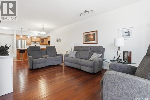 207 615 Saskatchewan Crescent W, Saskatoon, SK - Indoor Photo Showing Living Room