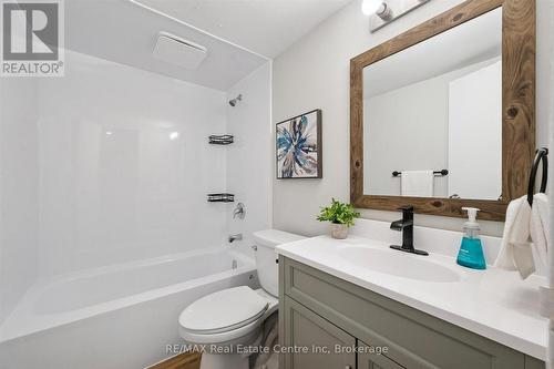 102 - 105 Conroy Crescent, Guelph (Dovercliffe Park/Old University), ON - Indoor Photo Showing Bathroom