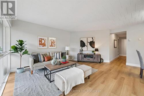 102 - 105 Conroy Crescent, Guelph (Dovercliffe Park/Old University), ON - Indoor Photo Showing Living Room
