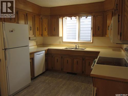 542 Christopher Lane, Saskatoon, SK - Indoor Photo Showing Kitchen With Double Sink