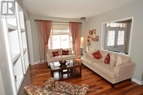 4825 Fulwell Road, Mississauga, ON - Indoor Photo Showing Living Room