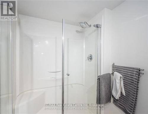 310 - 65 Silvercreek Parkway N, Guelph (Junction/Onward Willow), ON - Indoor Photo Showing Bathroom