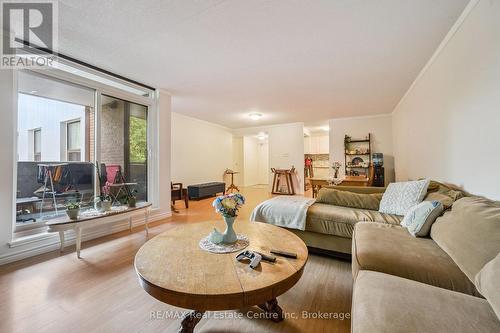 310 - 65 Silvercreek Parkway N, Guelph (Junction/Onward Willow), ON - Indoor Photo Showing Living Room