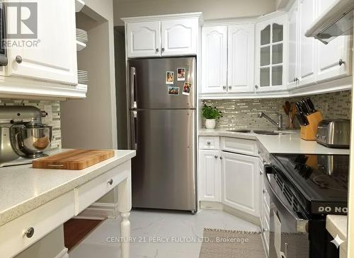 94 - 923 Burns Street W, Whitby, ON - Indoor Photo Showing Kitchen