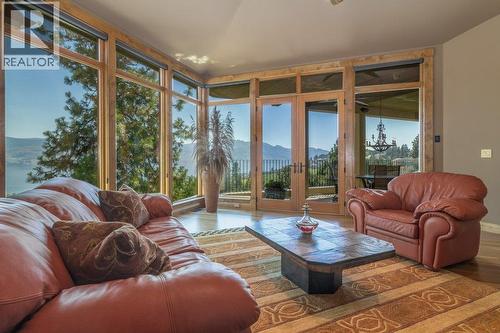 1555 Gregory Road, West Kelowna, BC - Indoor Photo Showing Living Room