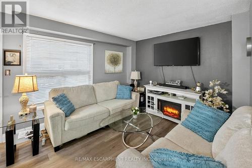 4 Pleasant Grove Terrace, Grimsby, ON - Indoor Photo Showing Living Room