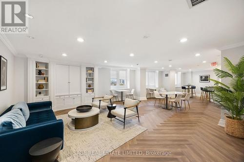 702 - 115 Richmond Street E, Toronto, ON - Indoor Photo Showing Living Room