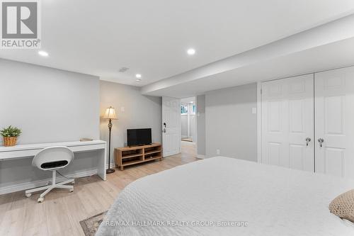 242 Harmer Avenue S, Ottawa, ON - Indoor Photo Showing Bedroom