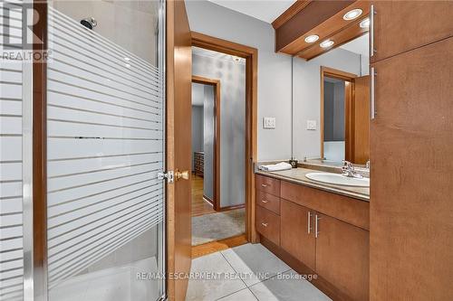 5 Third Road E, Hamilton, ON - Indoor Photo Showing Bathroom