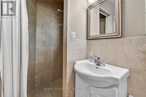 5 Third Road E, Hamilton, ON - Indoor Photo Showing Bathroom