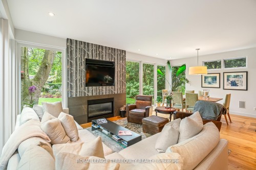 277 King Street, Niagara-On-The-Lake, ON - Indoor Photo Showing Living Room With Fireplace