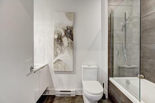Bathroom - 605-2175 Rue St-Patrick, Montréal (Le Sud-Ouest), QC - Indoor Photo Showing Bathroom
