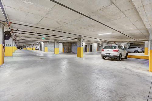 Garage - 605-2175 Rue St-Patrick, Montréal (Le Sud-Ouest), QC - Indoor Photo Showing Garage